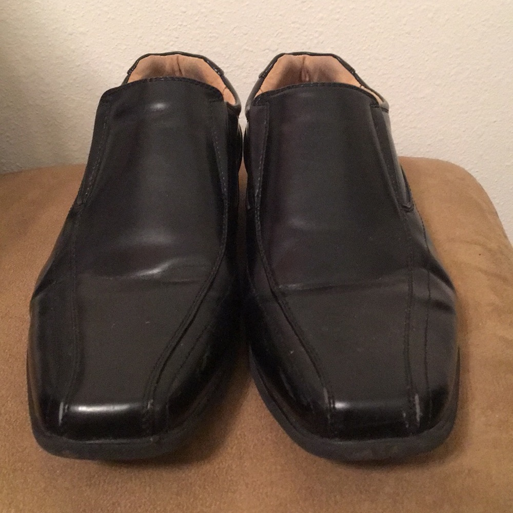 Black dress shoes
